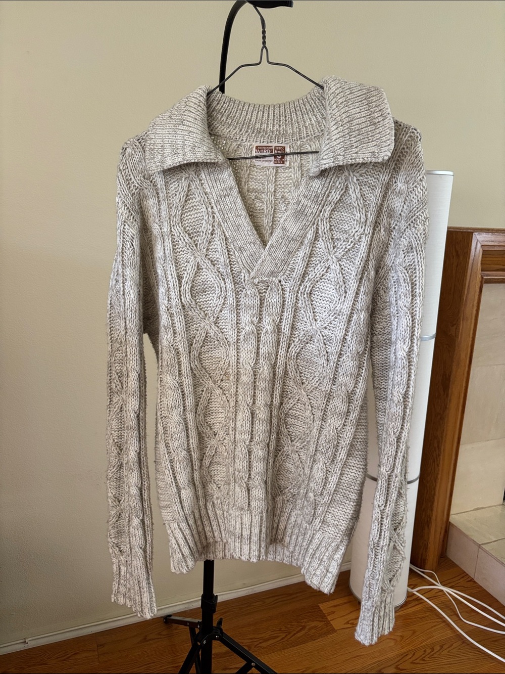 Men's V-Neck Cable Knit Sweater in Light Heather Size M